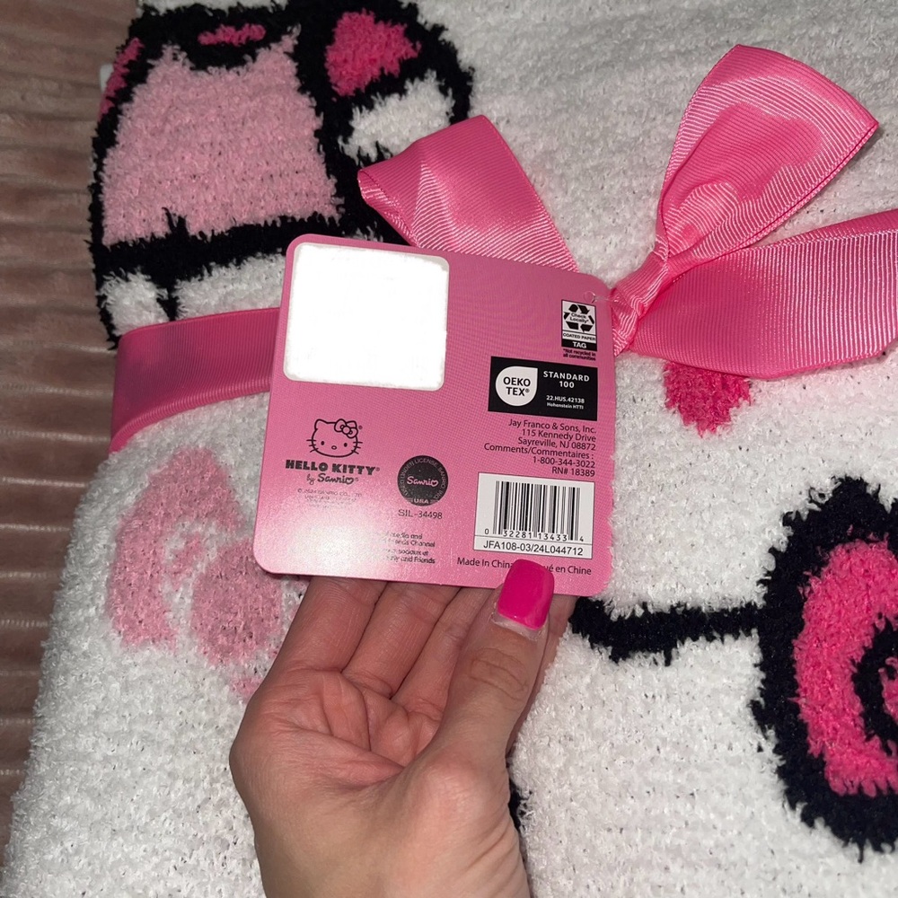 Hello Kitty Reversible Daisy Spring Throw Blanket - Picture 5 of 7